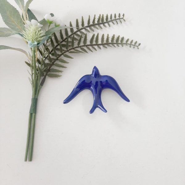 andorinha azul escura esmaltada pequena