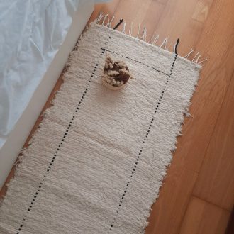 tapete comprido de corredor em creme