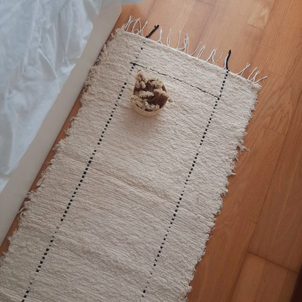 tapete comprido de corredor em creme