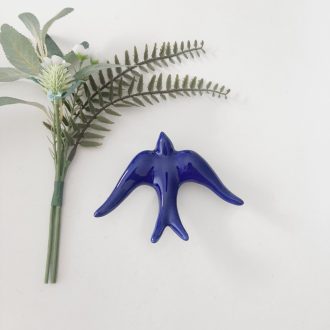 andorinha azul escura vidrada média