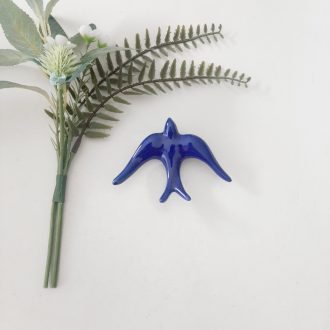 andorinha azul escura esmaltada pequena