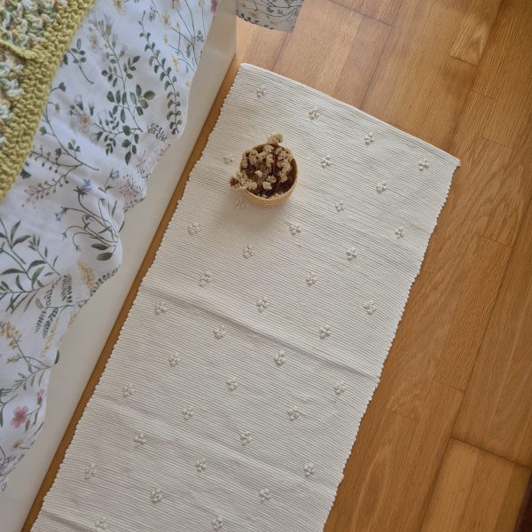 runner cream with knots