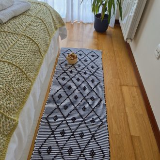 Tapete de corredor às riscas preto e branco