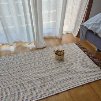 pequeno tapete creme com linhas coloridas