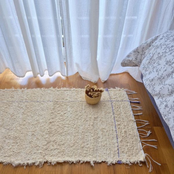 pequeno tapete creme com linha roxa L