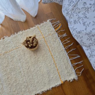 small cream rug with yellow line L