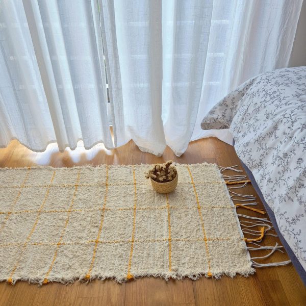 Tapete creme pequeno com quadrados de linhas amarelas