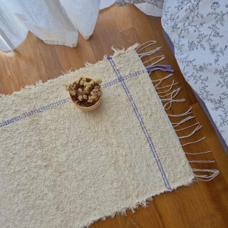 pequeno tapete cru e roxo feito de algodão reciclado