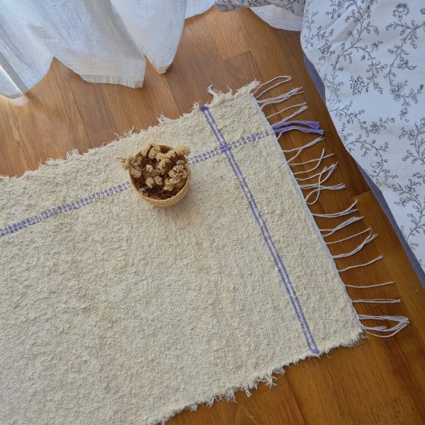 pequeno tapete cru e roxo feito de algodão reciclado