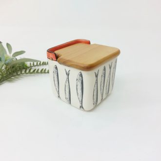 saleiro com sardinhas